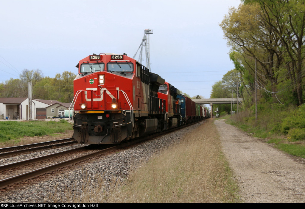 CN 3258 leads M394 east out of the Chicago area